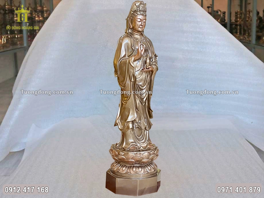 Hình ảnh nhìn nghiêng của bức tượng đồng